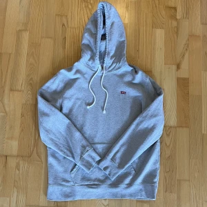 Levi’s hoodie  - Tjena, säljer nu min gråa Levi’s hoodie i storleken Large. Tröjan är tyvärr nopprig men annars inga defekter. Hör av dig vid funderingar, pris kan diskuteras 