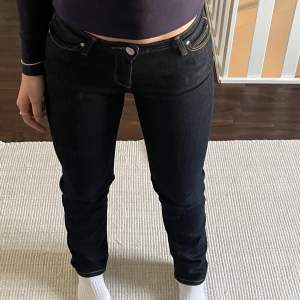 Säljer ett par Lee jeans i modellen ”Marion straight” aldrig använda så helt i nyskick men lapparna har tagits bort när jag testade de, Säljer för 450kr + frakt!!Nypris: 999kr