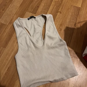 Topp  - Topp från zara, sparsamt använd. Köparen står för frakt