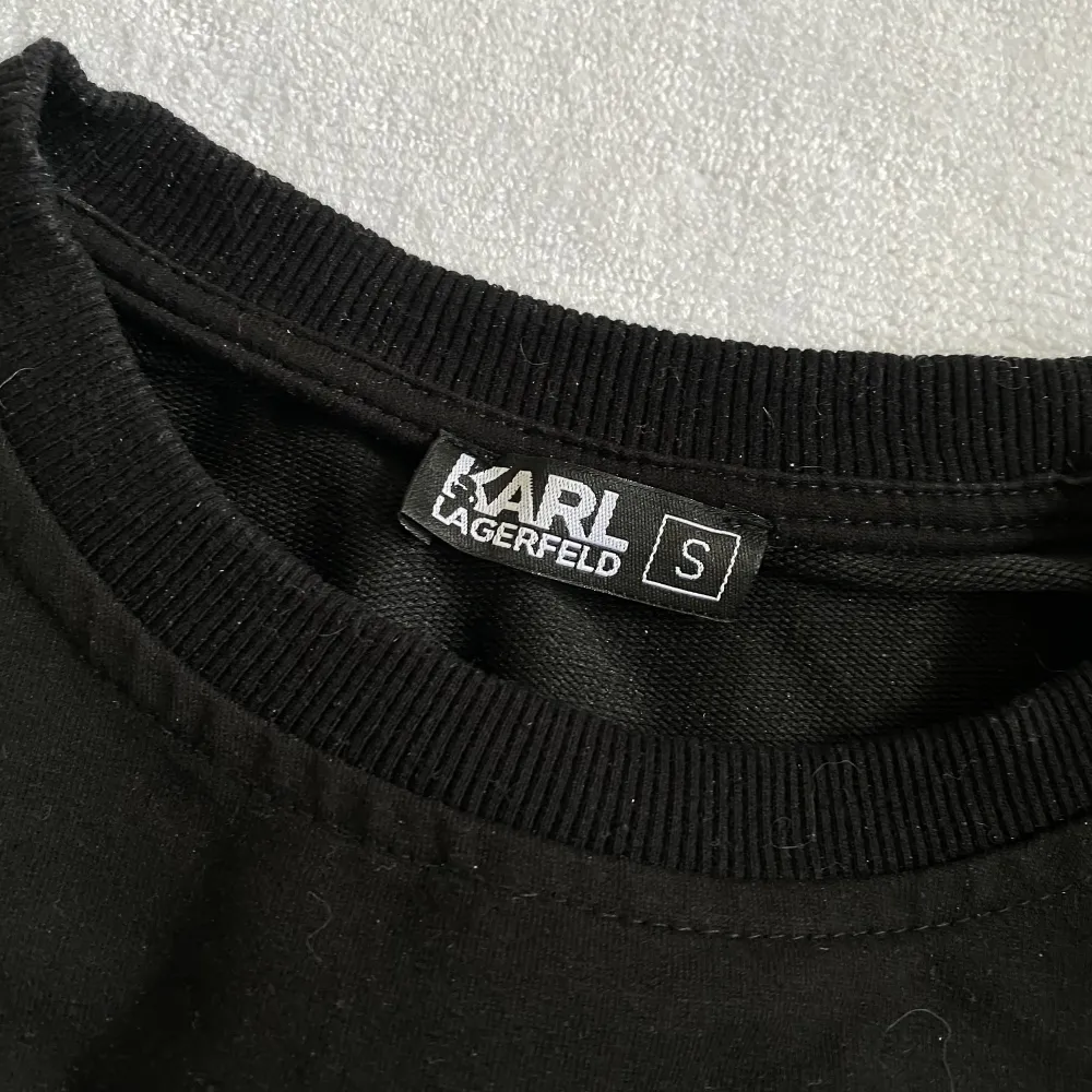 Svart sweatshirt med vita detaljer. Tröjor & Koftor.