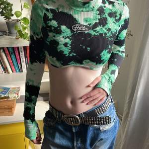 Hej! Jag säljer en grön Croptop i storlek XS som jag bara haft på en gång! <3  Hämtas helst i Malmö!