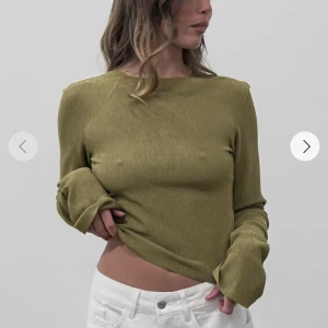 Tröja från A-dsgn  - Säljer nu denna fina tröjan från A-dsgn! Säljer den då jag köpte i en för liten storlek. Helt ny med prislapp kvar! Nypris 499 - kan tänka mig att gå ner i pris vid snabb affär eller sälja i paketpris 💕