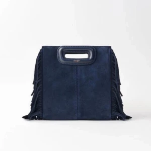 Maje väska  - Säljer min älskade mörkblåa maje väska då den inte kommer till särskilt mycket användning längre, det är inte den lilla storleken! Säljer inte under 2000