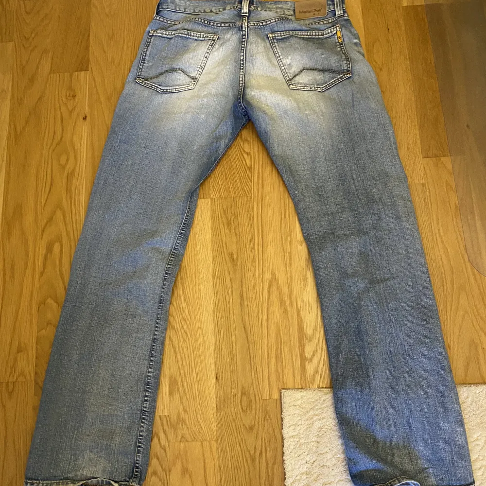 Vintage jeans som passar baggy på mig som är 183cm, bra tvätt och skönt material. Skriv vid funderingar. Jeans & Byxor.