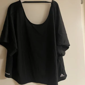 Adidas t-shirt - Fin Adidas tränings t-shirt med öppen rygg. 