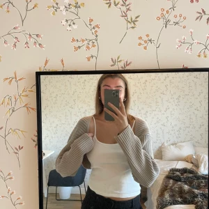 Bolero - Beige bolero som jag säljer då jag inte använder den så mycket som jag tänkt! 