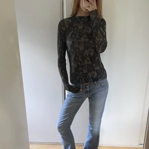 Grön topp - Så najs lite genomskinlig topp i ett grönt blommigt mönster!!! Verkligen så najs topp till fest eller middag💕💕💕