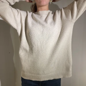 Stickad tröja! - Stickad tröja från pull and bear, bra skick men är lite noppig!