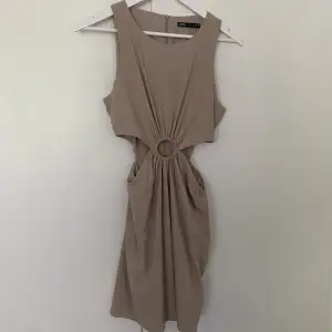 Klänning från Zara med cutout❤️använd en gång, storlek M, säljer för 150kr+frakt❤️