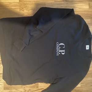 Cp Company sweatshirt - Storlek L men passar som M  Sparsamt använd så i topp skick Nypris 2000  Köpare betalar frakt  Fråga för fler bilder