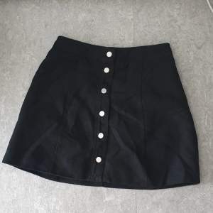 Jättefin kjol med knappöppning från H&M, tyvärr för liten för mig nu. I storlek 36 i mocka-liknande typ