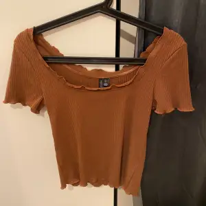 Jättesöt orange/brun färgad t-shirt från Vero Moda. Man kan ha den som en vanlig t-shirt samt off shoulder. Jättefin till höst 😍 Pris är diskuterbart😊
