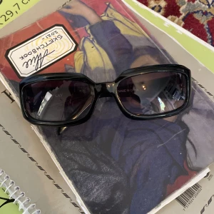 Solglasögon - Coola solglasögon köpta secondhand, bra skick och använda bara några få gånger från mitt håll. 