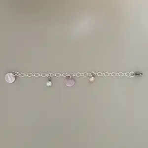 Rosa silverarmband av pärlor och snäckskal. Nytt, oanvänt och handgjort. Har också liknande och andra smycken på min profil.