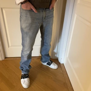 East west jeans - Tja säljer nu mina riktigt snygga jeans i riktigt bra skick, hör av dig vid frågor eller funderingar😀