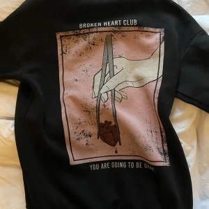 Jätte fin hoodie  - Säljer denna jätte fina hoodien ifrån yourturn!! Inga skador och inga synliga tecken på användning❤️
