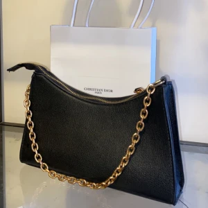 Väska - En så fin axelväska😍. Har för många väskor så försöker bli av med några. 