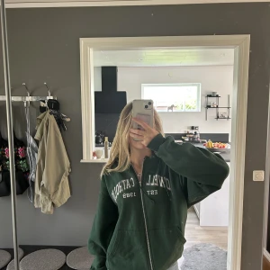 Champion grön hoodie  - Väldigt fin hoodie, oversized, bra skick förutom sönder vid ”kragen”