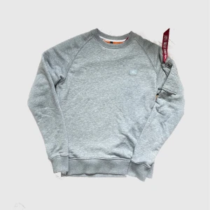 Alpha Industries Sweatshirt  - Tröjan är i storlek xs men sitter som S/M. Skick 10/10 knappt använd.