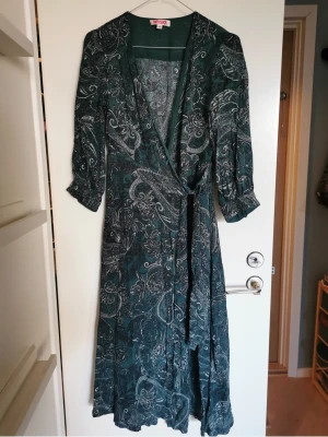 Indiska omlottklänning, str XS  - Indiska omlottklänning, str XS , vackert grönt mönster