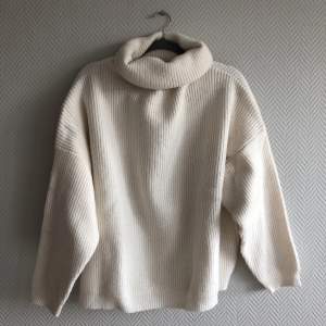 Supermjuk och skön stickad tröja med turtleneck från Gina Tricot i storlek XL. I nyskick, endast använd en gång.
