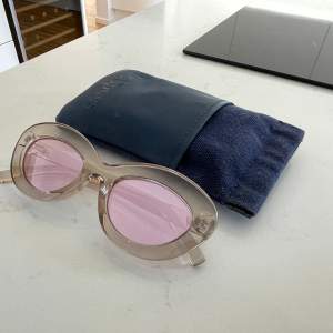 Fina Le specs solglasögon med transparenta bågar och rosa glas. Använda fåtal gånger och inga skador. Fodral medföljer. 