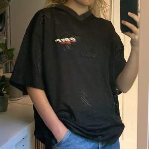 Hål mönstrad oversized t-shirt av Capricio Inc. i limited edition. Köpt secondhand. Text ”SMP” på bröstet och på ryggen.