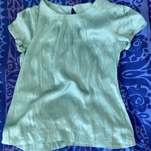 Silkestopp - Säljer denna supersöta blåa topp i 100 % silke!💗