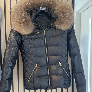 Rockanblue jacka med äkta päls - Jackan är i storlek 34. Har använd den 2-3 gånger men den är tyvärr för liten för mig nu. Den är inte söndrig någonstans, ser ut att vara helt ny.