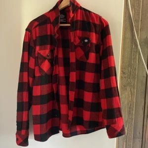 Dickies flanell tröja - Skön och varm Dickies flannell skjorta, använts kanske 2-3 gånger nytt skick. Köpare står för frakt.