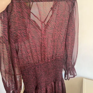 klänning  - Säljer nu min klänning som jag köpte för några år sedan på By.Anastasia som inte längre säljs. Den e så sjukt vacker men tyvärr så är den kort för mig. Hur fin som helst att ha i sommar 🥹🫶🏽🪩👄💕