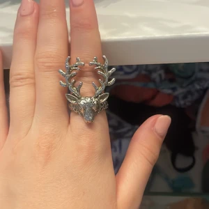 Rådjur ring? - Är osäker på om jag ska sälja då jag verkligen älskar denna ring💓 925 sterling silver, köpt secondhand för länge sen, ingen aning vad storlek är men på mig vickar den lite på pekfingret💓 Skulle säga en mm större än Maria Nilsdotter storlek 17. 