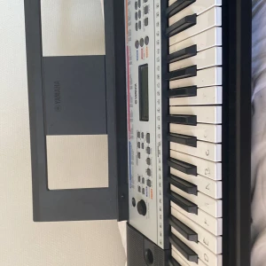 Keyboard  - En piano som köptes för 2000kr och säljer den för mindre pris, funkar bra men behöver batterier, ljudet är bra och annat kan vi diskutera