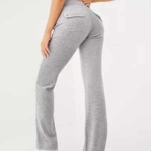 Juicy Couture byxor - Säljer dessa gråa byxor ifrån Juicy Couture i storlek S. Jätte fint skick, kommer ej till användning🤎 (kan även passa XS)  och frakt inräknad