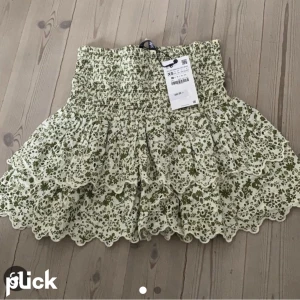 Söt Volangkjol  - Säljer denna populära och eftertraktade kjolen ifrån zara som kan användas som både topp och kjol. Alltså två i ett 🫶🏻 Jag har aldrig använt den och säljer den för jag har så många andra kjolar. Så himmla fin nu till sommaren. Tryck ej på köp direkt knapen