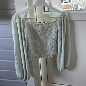 Sommar tröja - Ljusgrön fin tröja med puffärm. Storlek M men passar också S.