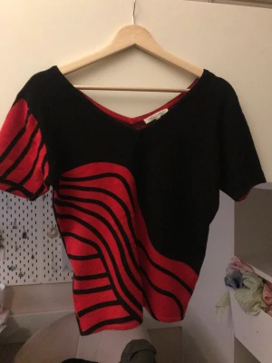 Cool tröja - Jättehäftigt mönster, retro!!! V-ringad, köpt på humana! 