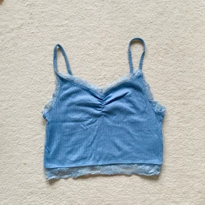 Linne - Jättegullig topp från FB Sister i storlek S. Perfekt nu till sommaren! Har tyvärr inga bra bilder på hur den sitter på då den numera är för liten för mig. :( 
