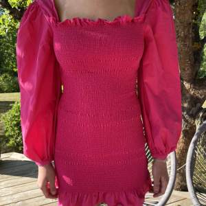 Säljer denna korta klänningen i en fin rosa färg. Plagget är ifrån NA-KD och har aldrig använts, därav är den som ny😊