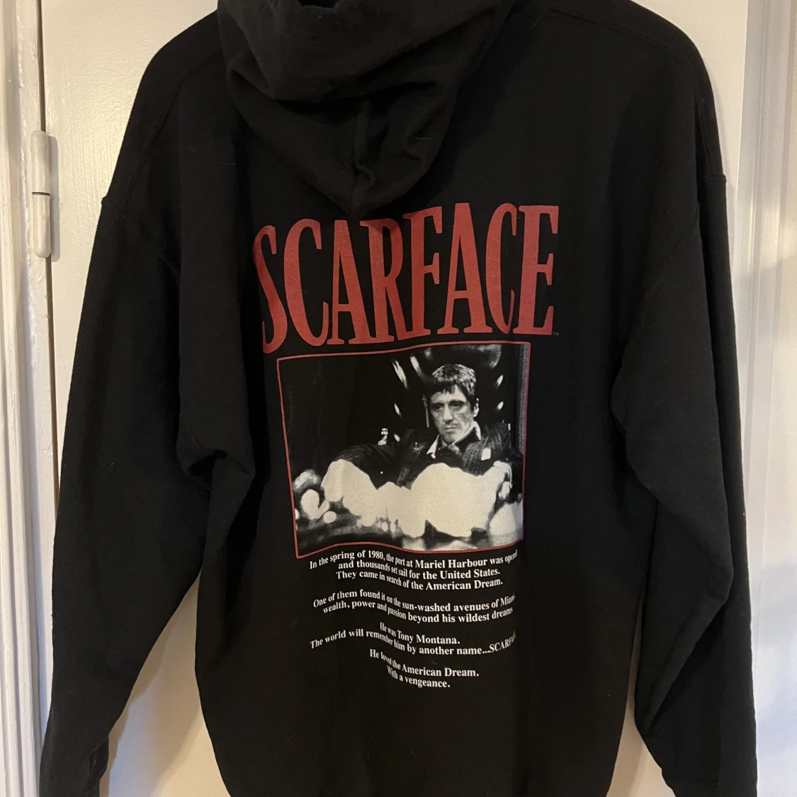 Svart hoodie med tryck