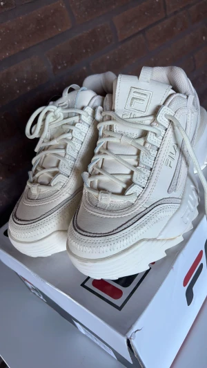 Fila skor  - Fila skor, endast använda en gång säljer pga för små. Testade dom och var tvungen att behålla men märkte sen att de va för små. Jätte fint skick. Väldigt bekväma och snygga. Köpta för 1 månad sen.