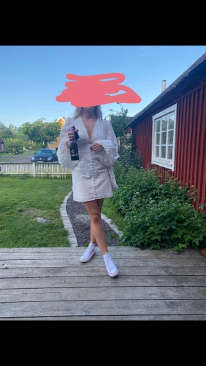 Adoore klänning  - Säljer min otroligt fina Adoore klänning, använd en gång som studentklänning men inte använd sen dess! Så fint skick! Skickar gärna egna bilder vid intresse 💞