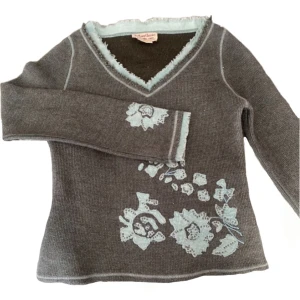 Marlboro Classics stickad tröja - En super fin vintage Marlboro Classics tröja!  Den är stickad men ändå inte super tjock! Den har små pärlor broderade på framsidan och på ena ärmen