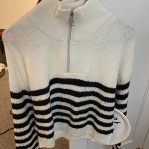 Stickad zip tröja - Säljer denna as snygga zip tröjan! Kommer ifrån Kappahl och är jätte skön inte allas stickig! Super nice att bara ha på en sommarkväll. Hör av er vid frågor