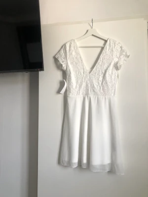 Vit klänning  - Säljer en klänning som från bubbleroom som jag helt enkelt inte hann skicka tillbaks. Den är alltså helt oanvänd och endast testad med alla lappar kvar! Köptes för ca 650kr