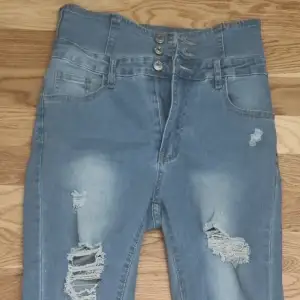 Ljusa högmidjade jeans med slitningar. Superstretchiga och i storlek S men vågar rekommendera en M att kunna ha dem också 🌸