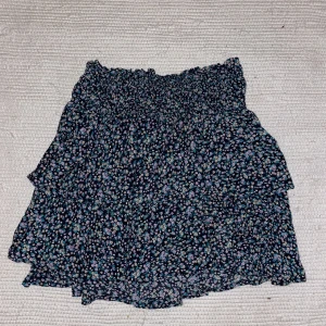 Volang-kjol - Superfin och söt volangkjol! Passar perfekt till sommaren,, men tyvärr inte på mig då den är för stor 🫠 Om du vill diskutera priset eller ställa frågor är det bara att skriva till mig!! 💕💕