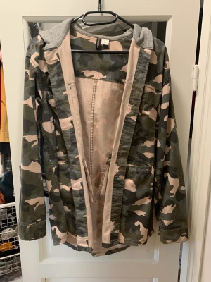 Jacka  - Den är tunn, så passar till sommar nätter eller vår tider