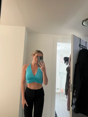 Nelly topp strl s - Endast testad, jättefin blå glittrigt material i storlek S