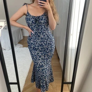 Klänning - Blåvit sommarklänning💙🤍 Storlek M